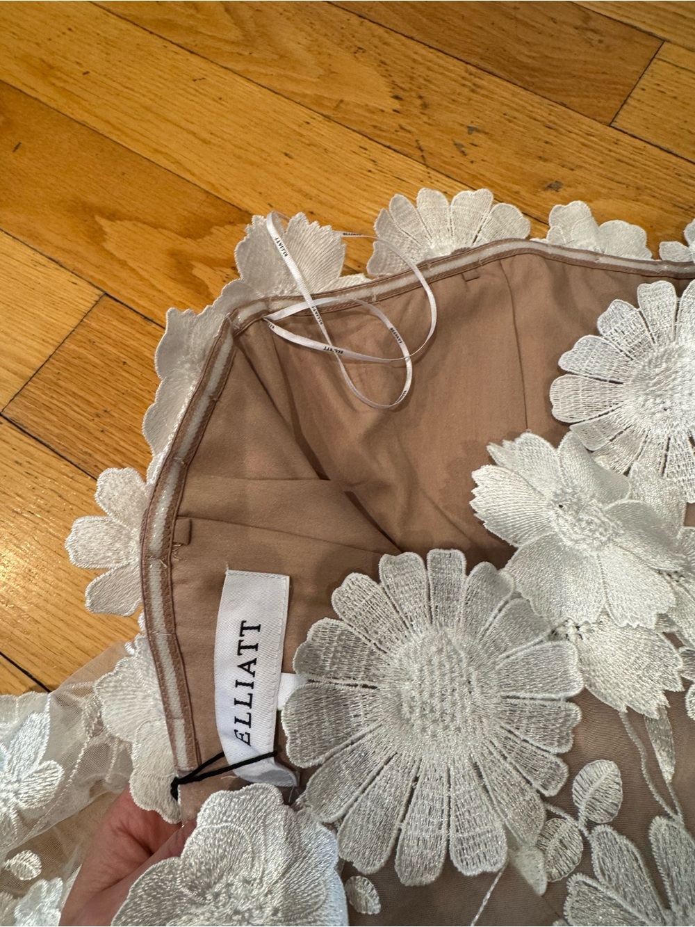 BNWT ELLIAT revolve 3D flowers appliqué mini tiered dress - Picture 15 of 15